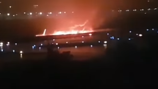 Загоревшийся в Сочи Boeing сняли на видео - Sputnik Тоҷикистон