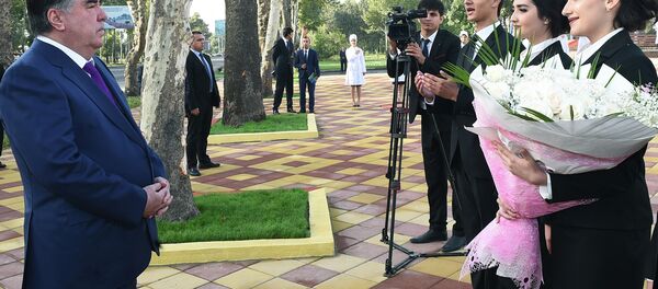 Раисҷумҳури Тоҷикистон Эмомалӣ Раҳмон дар Донишгоҳи тиббӣ - Sputnik Тоҷикистон