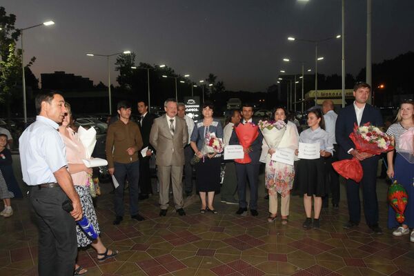 Российские учителя прилетели в Душанбе - Sputnik Таджикистан