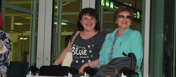 Российские учителя прилетели в Душанбе Российские учителя прилетели в Душанбе - Sputnik Таджикистан