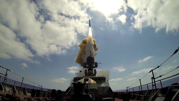 Пуск крылатых ракет Калибр по объектам Джебхат ан-Нусра в Сирии из акватории Средиземного моря - Sputnik Таджикистан