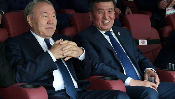 Президент Казахстана Нурсултан Назарбаев  и президент Киргизии Сооронбай Жээнбеков - Sputnik Таджикистан