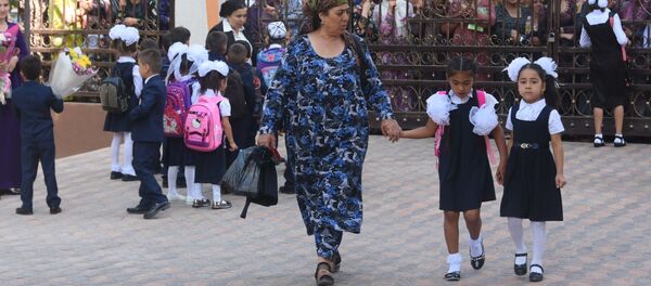 Родители ведут детей в школу первого сентября - Sputnik Таджикистан