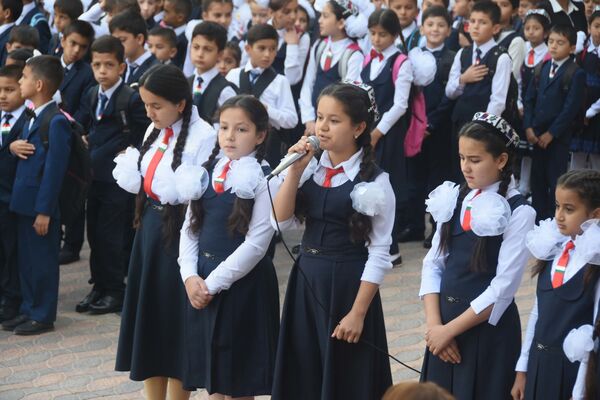 Таджикские школьники на линейке первого сентября - Sputnik Таджикистан