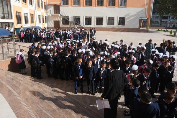 Таджикские школьники на линейке первого сентября - Sputnik Таджикистан