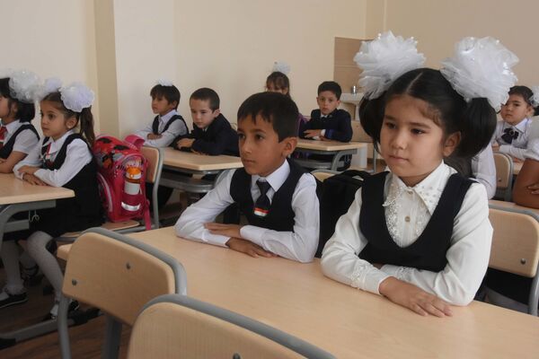 Первоклассники на первом уроке новой школы №31 - Sputnik Таджикистан