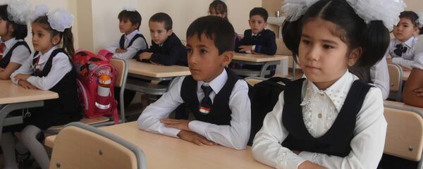 Аввалин дарси хонандаҳои синфи яки мактаби нави №31 - Sputnik Тоҷикистон