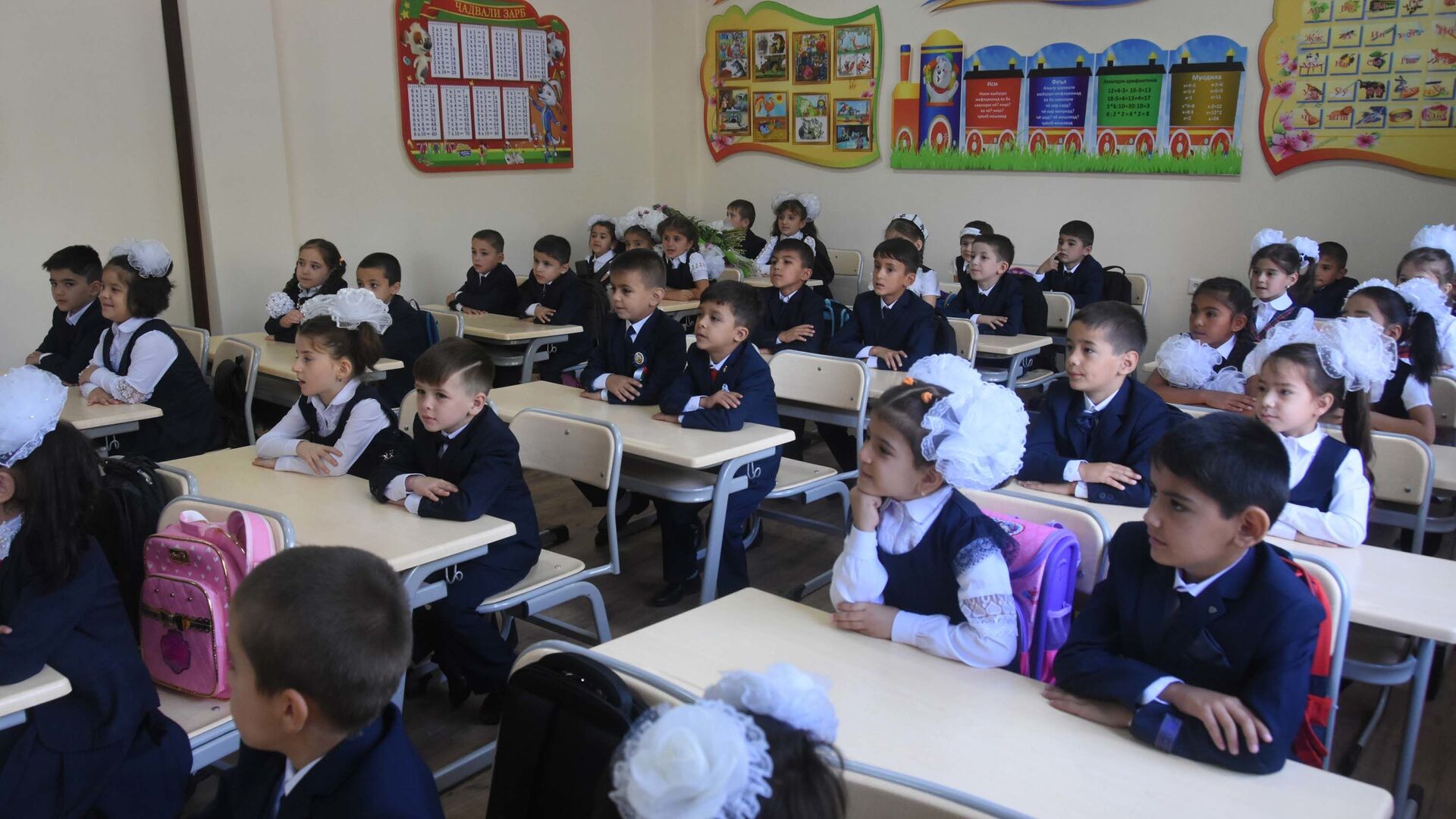 Первоклассники на первом уроке новой школы №31 - Sputnik Таджикистан, 1920, 05.08.2021