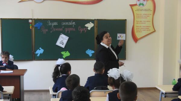 Первоклассники на первом уроке новой школы №31 - Sputnik Таджикистан