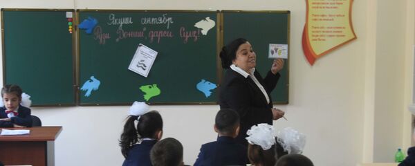 Первоклассники на первом уроке новой школы №31 Первоклассники на первом уроке новой школы №31 - Sputnik Тоҷикистон