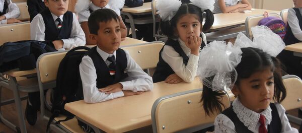 Первоклассники на первом уроке новой школы №31 - Sputnik Таджикистан