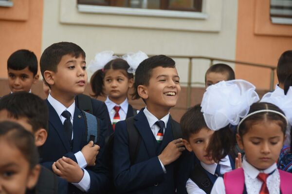 Таджикские школьники на линейке первого сентября новой школы №31 - Sputnik Таджикистан