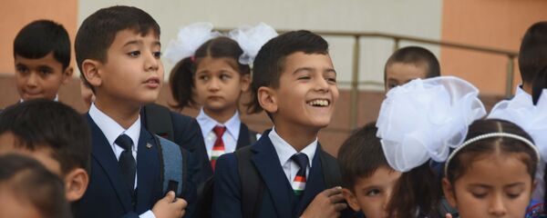 Таджикские школьники на линейке первого сентября новой школы №31 - Sputnik Таджикистан