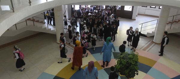 Школьники на праздничной линейке в новой школе №31 - Sputnik Таджикистан