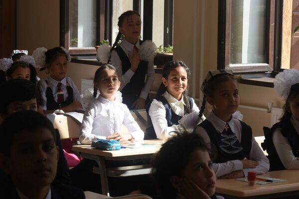 Школьники на уроке в новой школе №31 - Sputnik Таджикистан