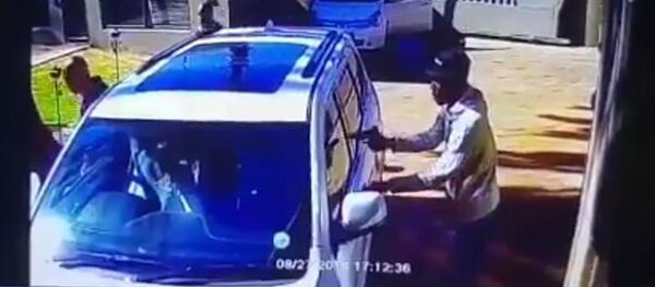 Скриншот из видео, где пожилая женщина дает отпор грабителям Скриншот из видео, где пожилая женщина дает отпор грабителям - Sputnik Таджикистан