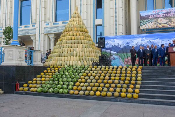 Праздник дыни на рынке Мехргон в Душанбе - Sputnik Таджикистан