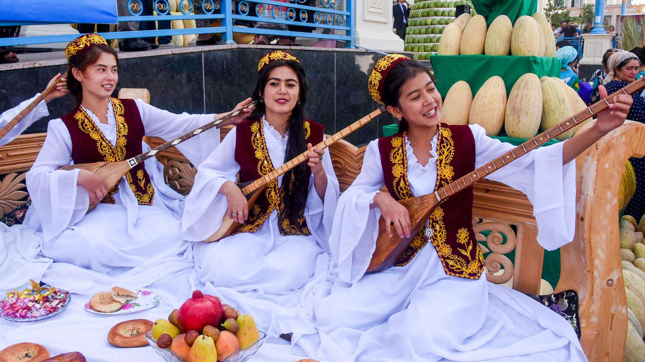 Узбекская праздничная духовая труба. Мехргон праздник в Таджикистане. Узбекистан гостеприимство. Узбекские праздники. Гостеприимность узбекского народа.