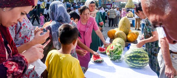 Праздник дыни на рынке Мехргон в Душанбе - Sputnik Тоҷикистон