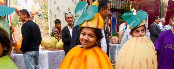 Праздник дыни на рынке Мехргон в Душанбе - Sputnik Тоҷикистон