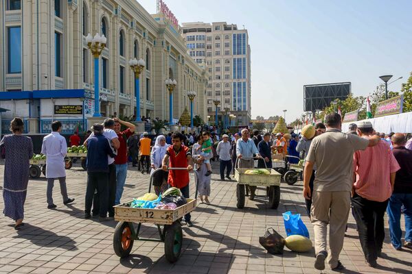 Праздник дыни на рынке Мехргон в Душанбе - Sputnik Таджикистан
