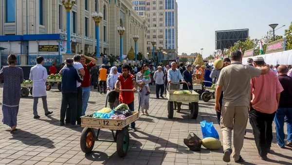 Праздник дыни на рынке Мехргон в Душанбе