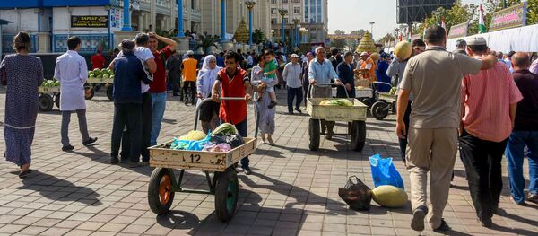 Праздник дыни на рынке Мехргон в Душанбе Праздник дыни на рынке Мехргон в Душанбе - Sputnik Тоҷикистон