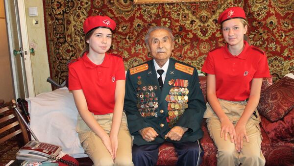 Юнармейцы поздравили ветерана ВОВ с годовщиной окончания Второй мировой войны - Sputnik Таджикистан