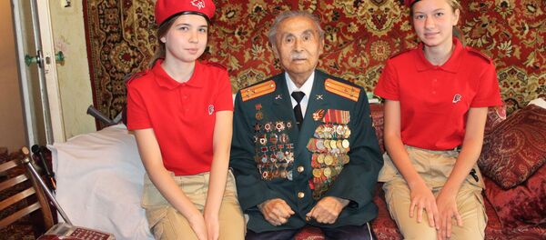 Юнармейцы поздравили ветерана ВОВ с годовщиной окончания Второй мировой войны - Sputnik Таджикистан