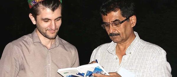 Джурахон Маматов подписывает книгу читателю - Sputnik Таджикистан