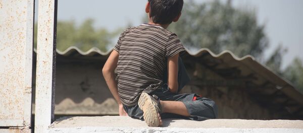 Мальчик сидит на заборе, архивное фото Мальчик сидит на заборе, архивное фото - Sputnik Таджикистан