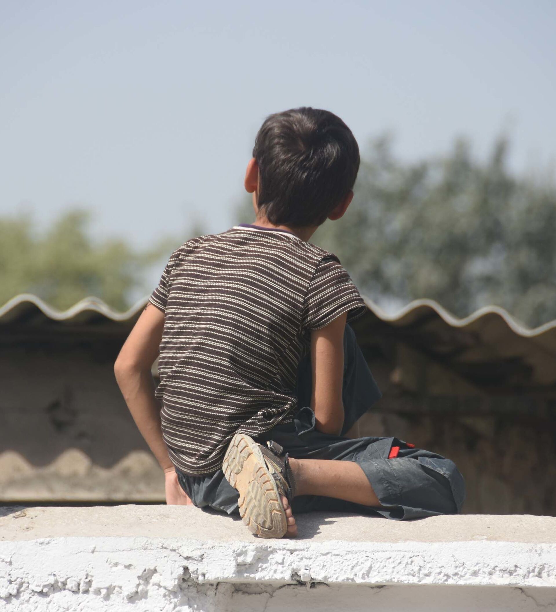 Мальчик старше 18. Мальчик сидит. Мальчишки сидят на заборе. Воспитание подростки Таджикистан. Мальчик становится мужчиной.