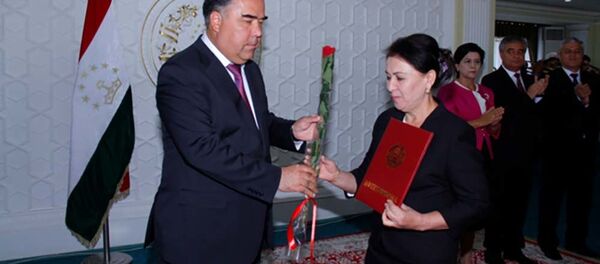 Раджаббой Ахмадзода вручил награду имени Камоли Худжанди в Согде - Sputnik Тоҷикистон