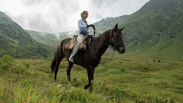 Туристка катается на лошади - Sputnik Таджикистан