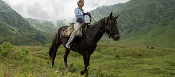 Туристка катается на лошади - Sputnik Таджикистан