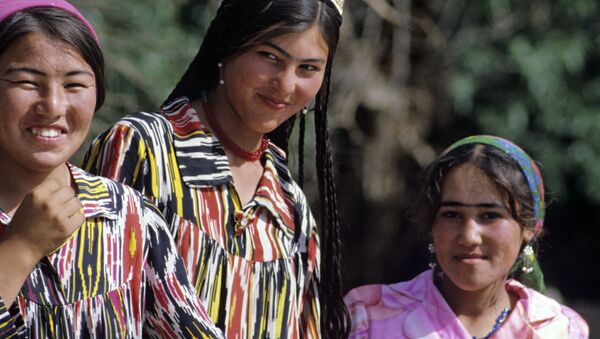 Девушки-таджички в национальных костюмах, жительницы Вахшской долины - Sputnik Таджикистан