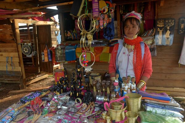 Женщина из племени Кая в Мьямне - Sputnik Таджикистан