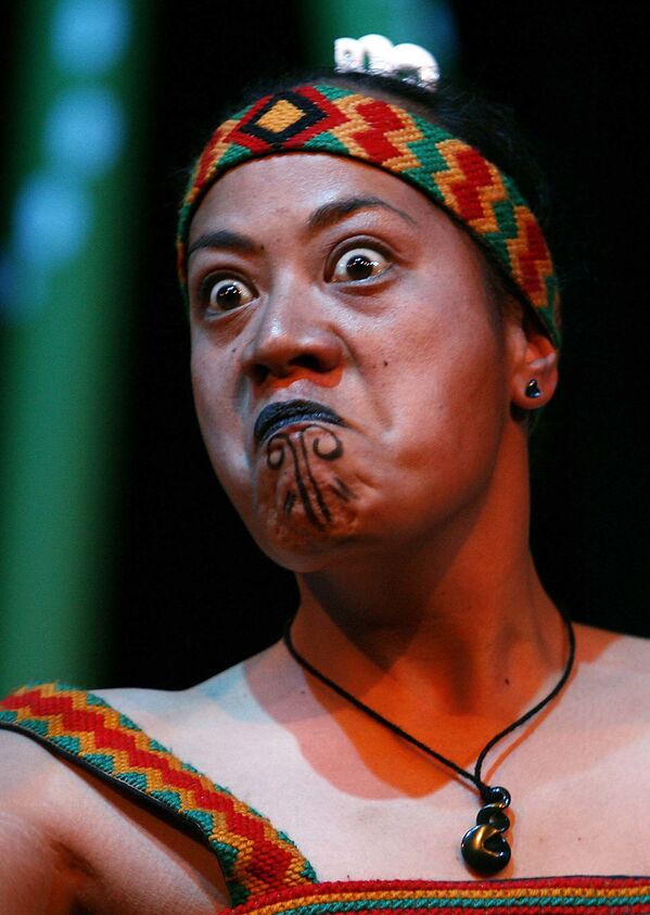Женщина из новозеландского племени Маори во время танца - Sputnik Таджикистан