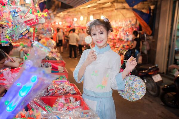 Китайская девушка на рынке - Sputnik Таджикистан