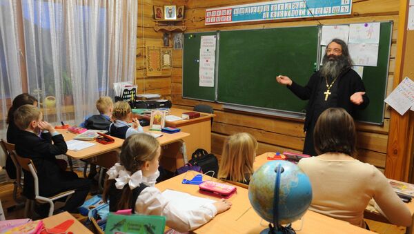 Ученики на уроках в православной школе, архивное фото - Sputnik Таджикистан