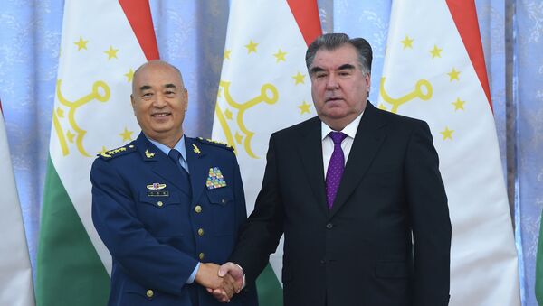 Президент Таджикистана Эмомали Рахмон и заместитель председателя Центрального военного совета КНР Сюй Цилян - Sputnik Таджикистан