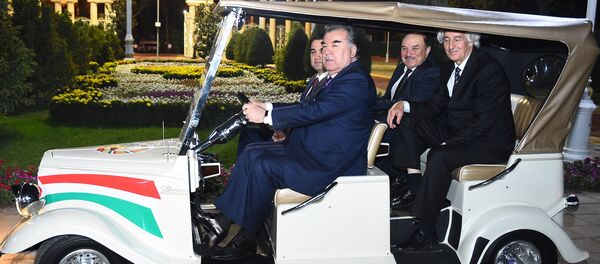 Эмомали Рахмон едет по обновленному парку на прогулочном авто - Sputnik Тоҷикистон