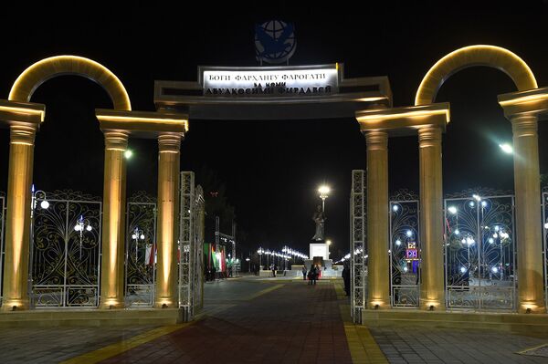 Главный вход парка имени  Абулькасима Фирдоуси - Sputnik Таджикистан