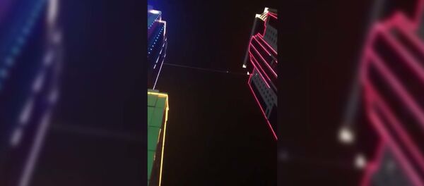 Канатоходец из Дагестана прошел между башнями Грозный-Сити - Sputnik Таджикистан