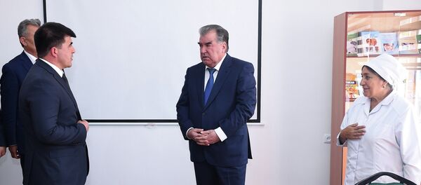 Эмомалӣ Раҳмон, раисиҷумҳури Тоҷикистон ва соҳибкор Акбар Ғуломов - Sputnik Тоҷикистон