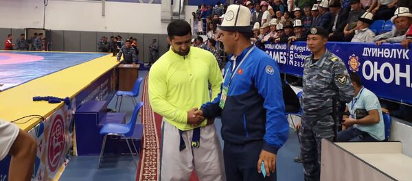 Анакулов Фархад слева, занявший второе место в соревнованиях по кыргыз курешу - Sputnik Таджикистан