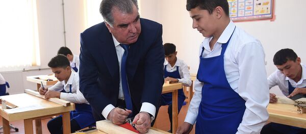 Эмомалӣ Раҳмон ҳангоми ифтитоҳи мактаби рақами 80 дар ноҳияи Ёвон - Sputnik Тоҷикистон