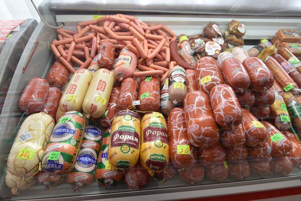 Колбасные продукты в магазине Колбасные продукты в магазине - Sputnik Таджикистан