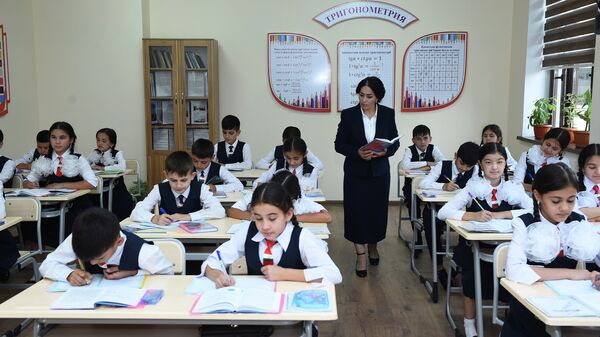 На уроке в школе, архивное фото - Sputnik Таджикистан