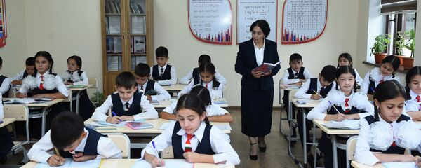 На уроке в школе, архивное фото - Sputnik Таджикистан